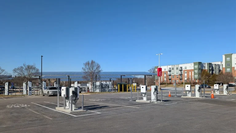 Voiture électrique réelle photographiée près d’une borne de recharge pour « Réduire le coût de recharge de son VE : astuces et bonnes pratiques pour la Belgique »