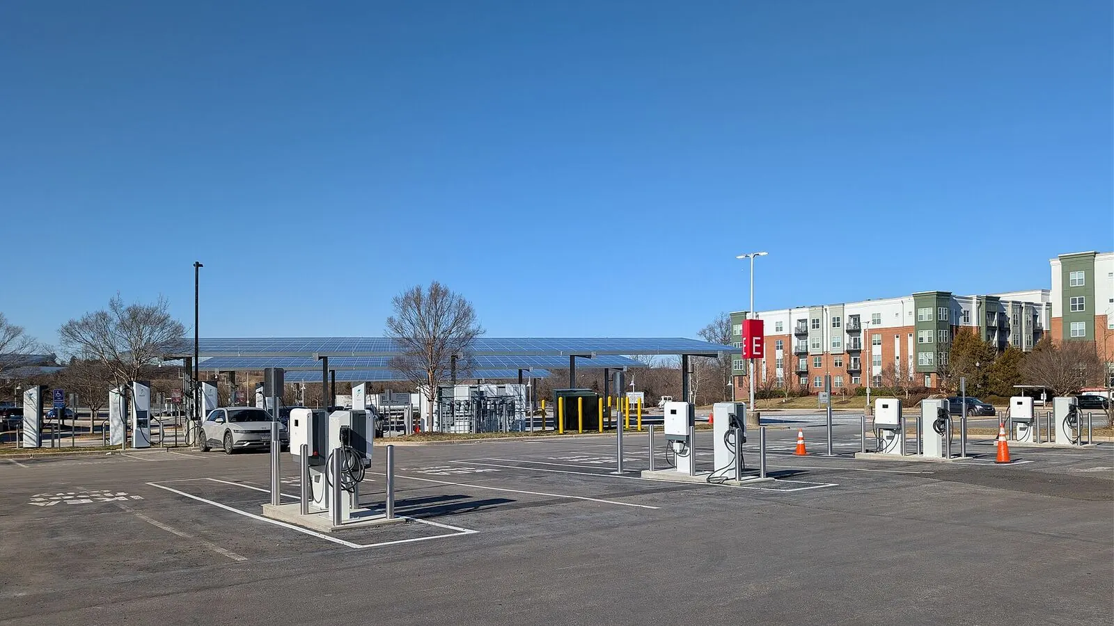 Voiture électrique réelle photographiée près d’une borne de recharge pour « Réduire le coût de recharge de son VE : astuces et bonnes pratiques pour la Belgique »