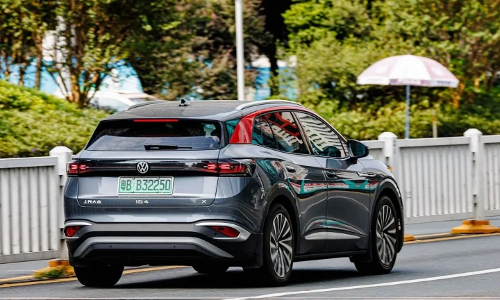 Voiture électrique réelle photographiée en extérieur pour « L’Importance de la Régénération Énergétique pour l’Autonomie des VE »