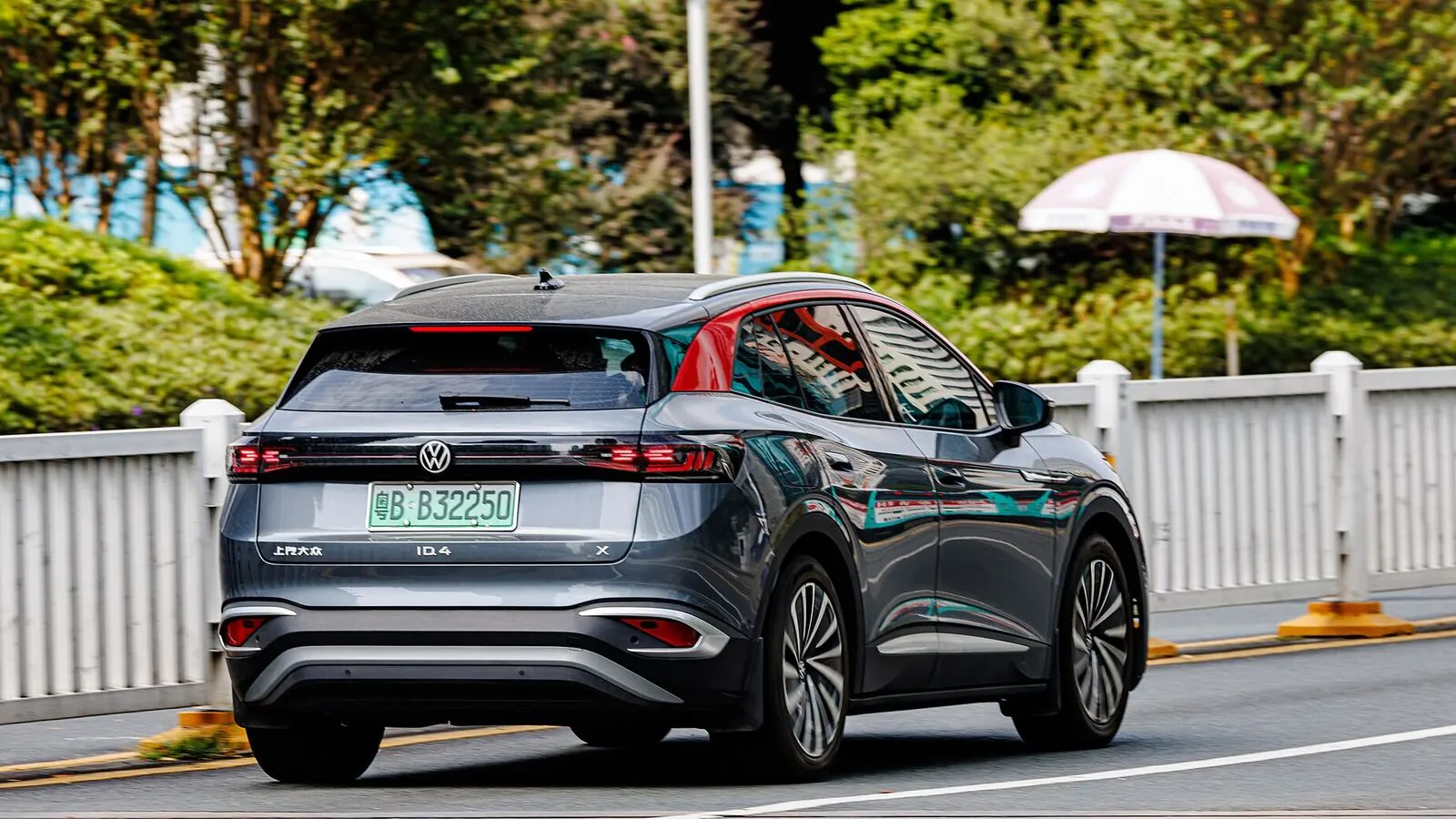Voiture électrique réelle photographiée en extérieur pour « L’Importance de la Régénération Énergétique pour l’Autonomie des VE »