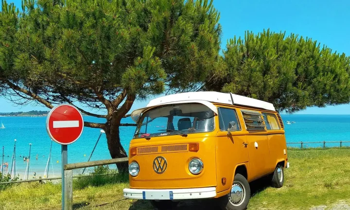 Camping-car réel photographié sur la route ou en stationnement pour « Les Régions Belges Méconnues à Explorer en Camping-car, Recommandées par la Communauté »