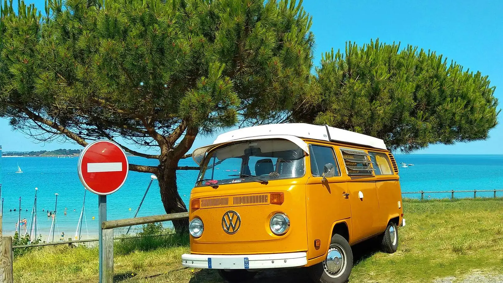 Camping-car réel photographié sur la route ou en stationnement pour « Les Régions Belges Méconnues à Explorer en Camping-car, Recommandées par la Communauté »
