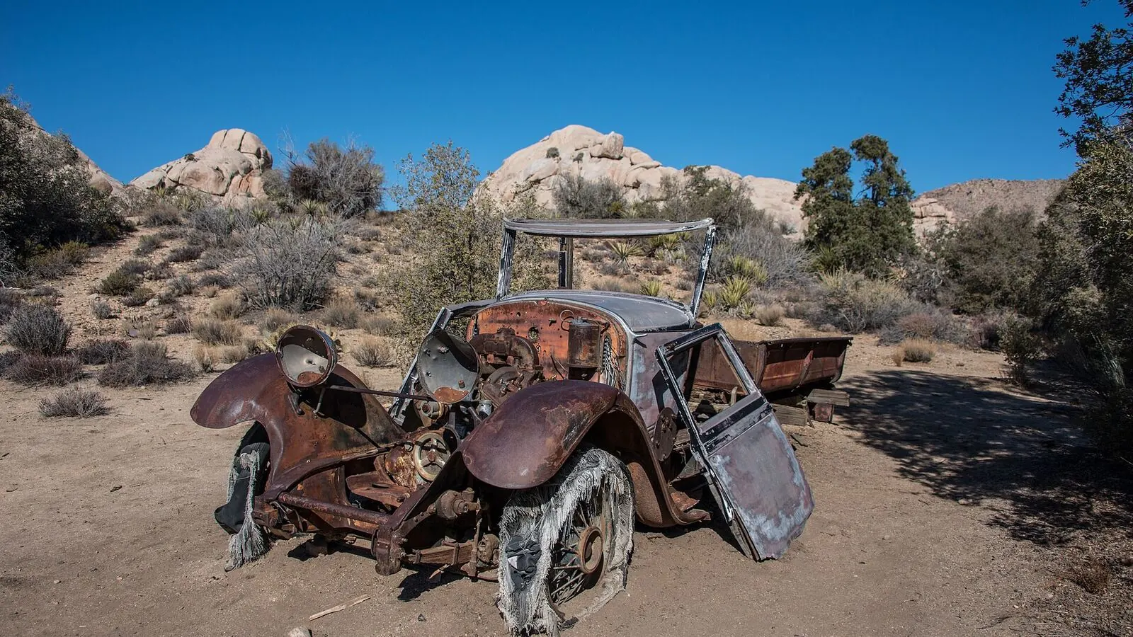 Voiture réelle photographiée en extérieur pour « Register »
