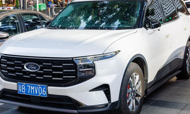 Voiture réelle photographiée en extérieur pour « Réglementation des Bornes de Recharge Publiques en Belgique : Accès et Tarifs »