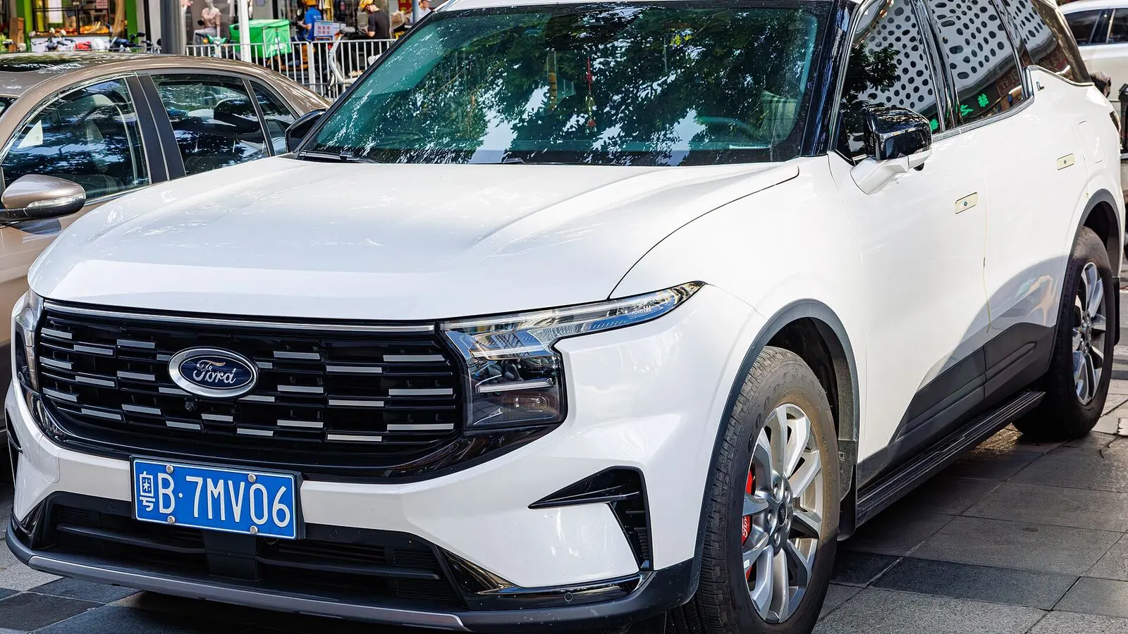 Voiture réelle photographiée en extérieur pour « Réglementation des Bornes de Recharge Publiques en Belgique : Accès et Tarifs »