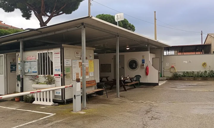Camping-car réel photographié sur la route ou en stationnement pour « Réglementation sur les Générateurs et Panneaux Solaires pour Camping-car en Belgique »
