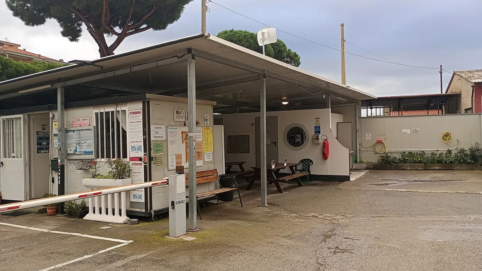 Camping-car réel photographié sur la route ou en stationnement pour « Réglementation sur les Générateurs et Panneaux Solaires pour Camping-car en Belgique »