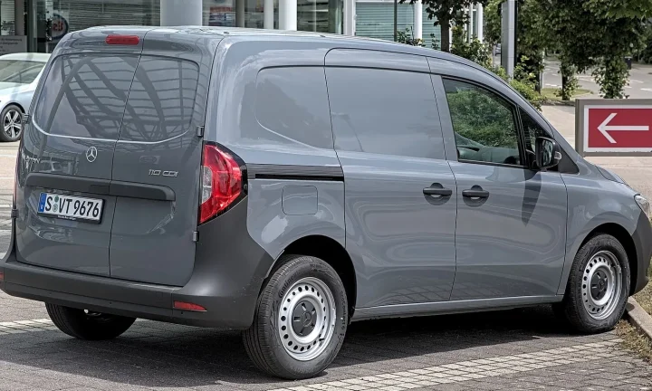 Voiture électrique réelle photographiée en extérieur pour « Règlementation sur le Recyclage des Batteries de VE en Belgique : Obligations »