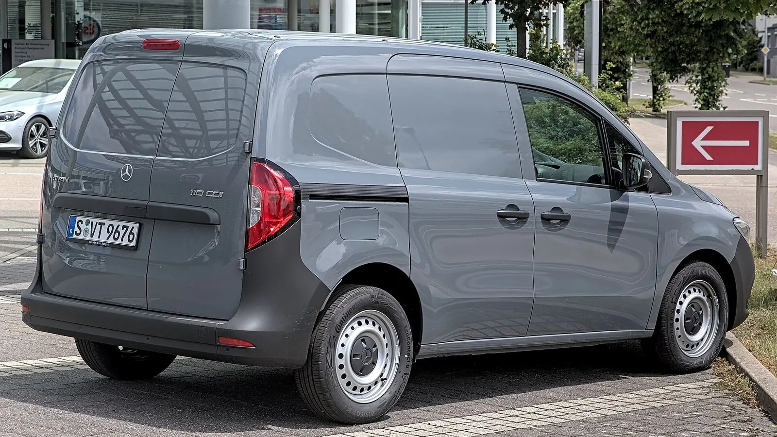 Voiture électrique réelle photographiée en extérieur pour « Règlementation sur le Recyclage des Batteries de VE en Belgique : Obligations »