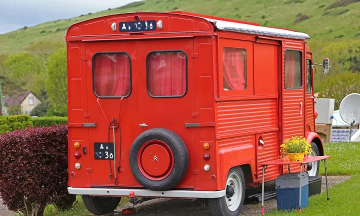 Camping-car réel photographié sur la route ou en stationnement pour « Réglementation du Stationnement et Bivouac en Camping-car en Belgique »