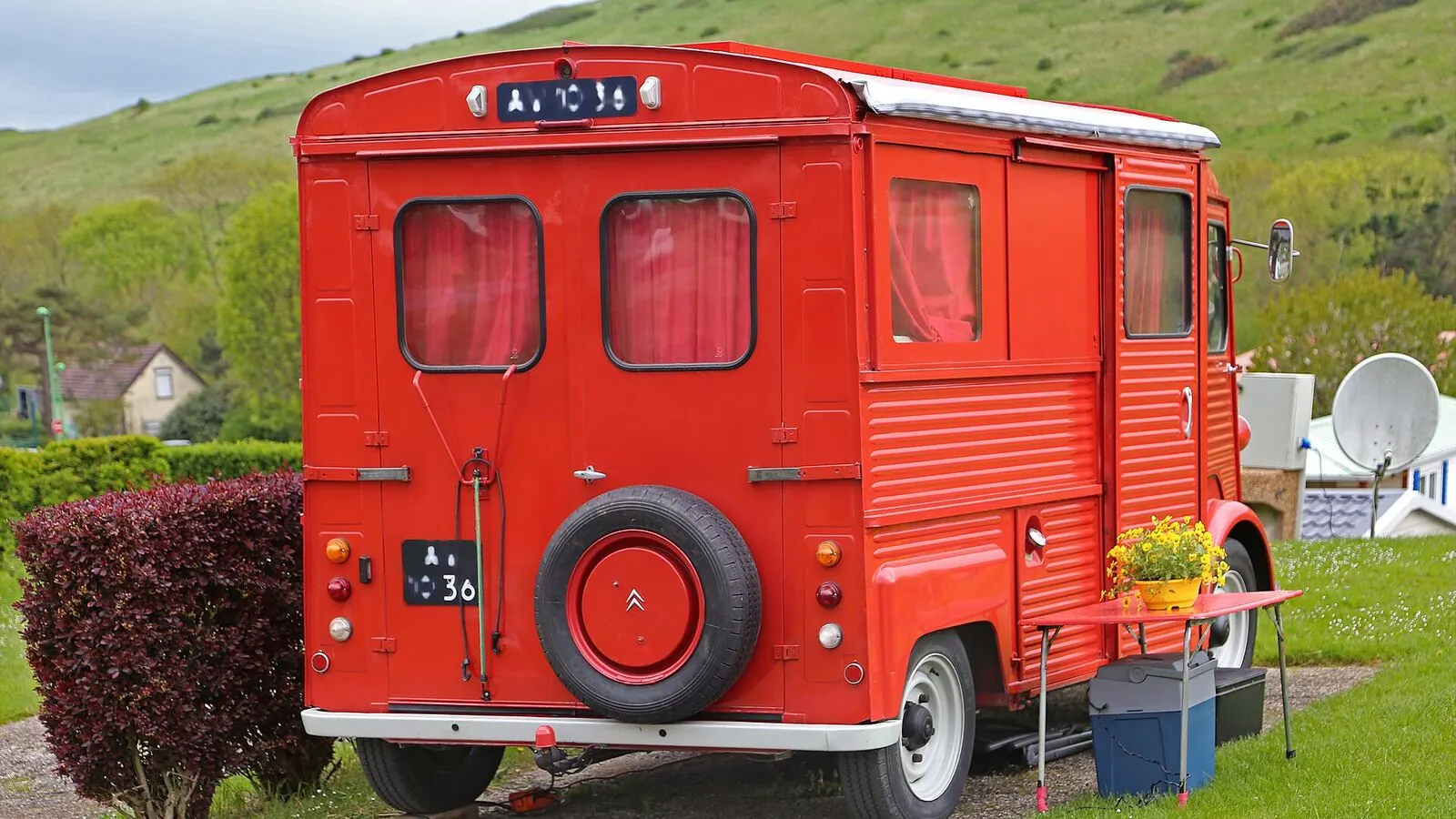 Camping-car réel photographié sur la route ou en stationnement pour « Réglementation du Stationnement et Bivouac en Camping-car en Belgique »