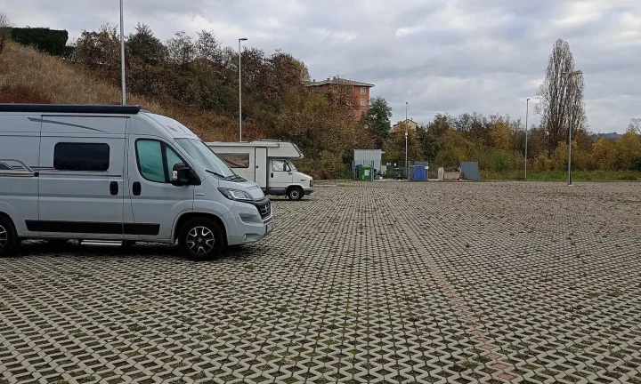 Camping-car réel photographié sur la route ou en stationnement pour « Règles de Sécurité Gaz et Électricité dans un Camping-car : Normes Belges »