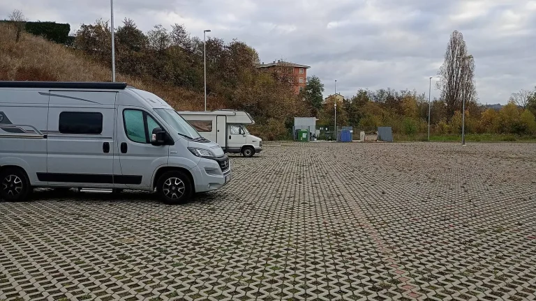 Camping-car réel photographié sur la route ou en stationnement pour « Règles de Sécurité Gaz et Électricité dans un Camping-car : Normes Belges »