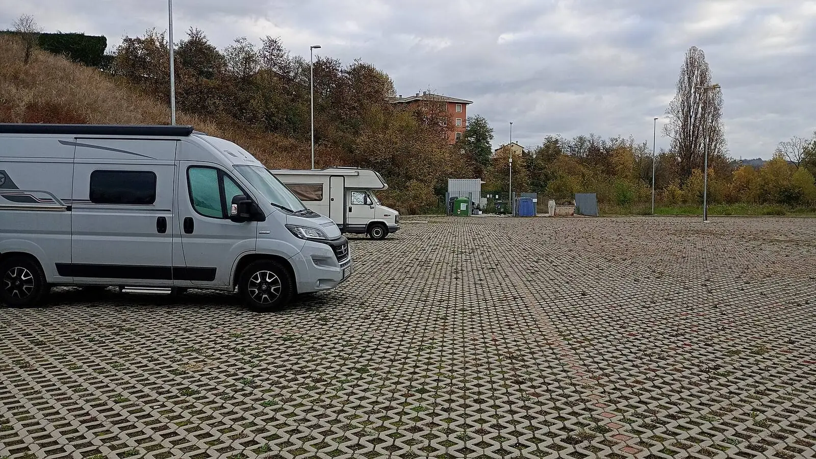 Camping-car réel photographié sur la route ou en stationnement pour « Règles de Sécurité Gaz et Électricité dans un Camping-car : Normes Belges »