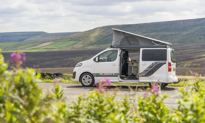 Camping-car réel photographié sur la route ou en stationnement pour « Les Règles de Sécurité Routière Spécifiques aux Camping-Cars en Belgique »