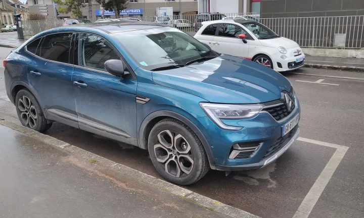 Photo réelle du modèle Renault Arkana en extérieur