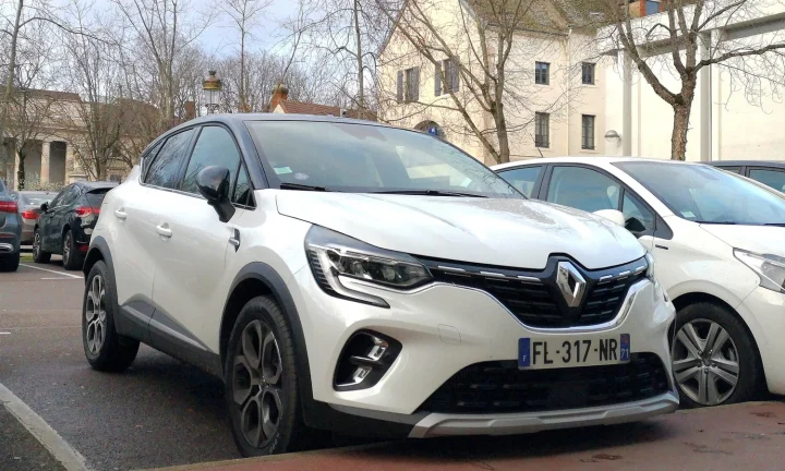 Renault Captur de deuxième génération photographié de trois quarts avant