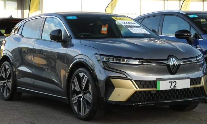 Renault Mégane E-Tech électrique photographiée de trois quarts avant