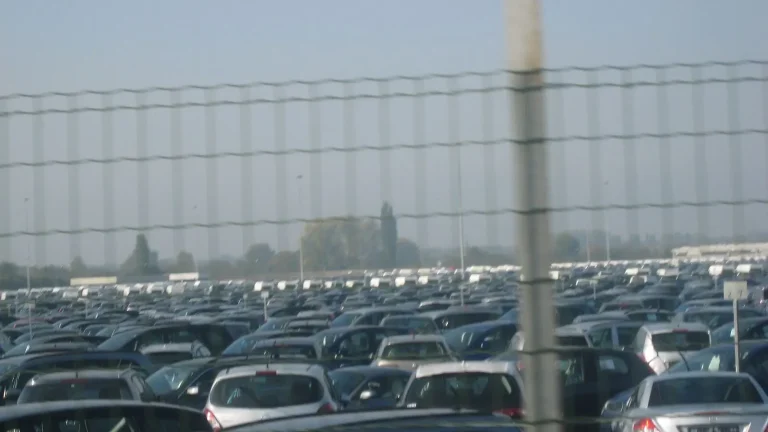 Voiture réelle photographiée en extérieur pour « Renouvellement et prolongation du permis de conduire provisoire en Belgique »