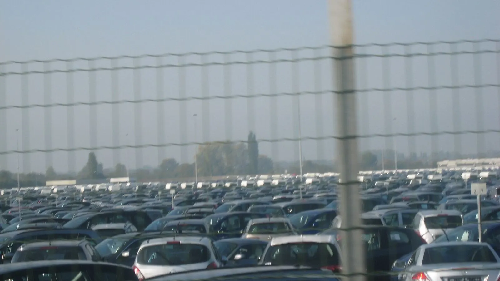 Voiture réelle photographiée en extérieur pour « Renouvellement et prolongation du permis de conduire provisoire en Belgique »