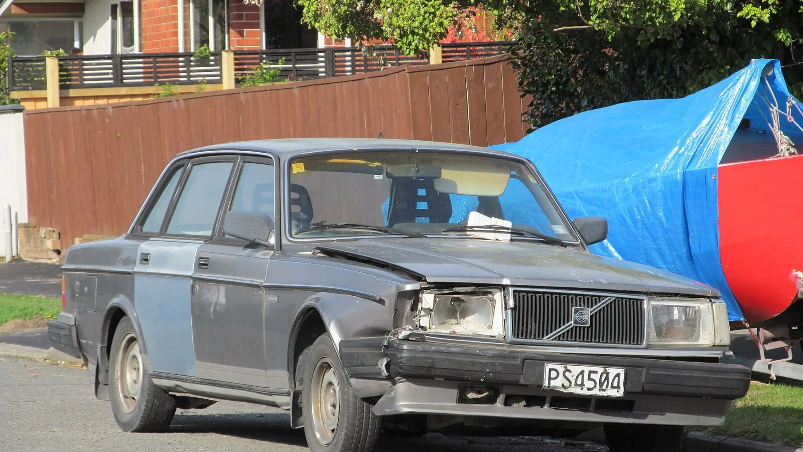 Voiture réelle photographiée dans un contexte de démarches automobiles pour « Renouvellement et validité du permis de conduire belge: Que faire? »