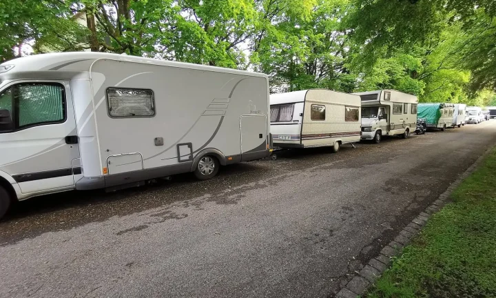 Camping-car réel photographié sur la route ou en stationnement pour « Réparation de la Chauffage et du Chauffe-eau du Camping-car : Problèmes Communs »
