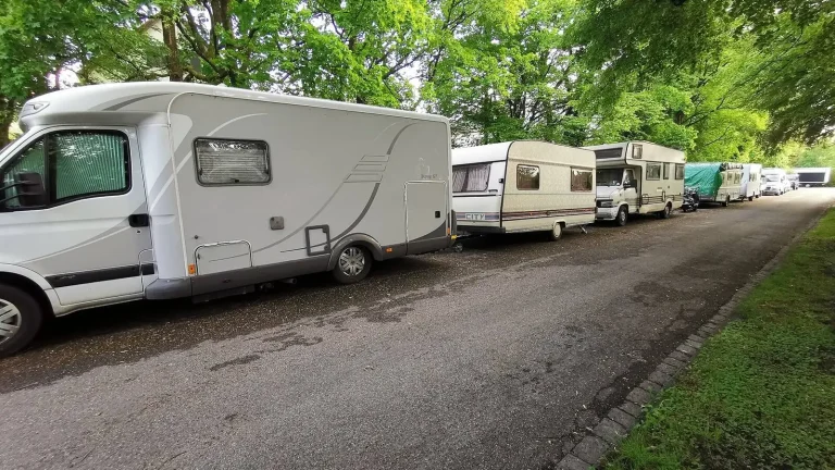 Camping-car réel photographié sur la route ou en stationnement pour « Réparation de la Chauffage et du Chauffe-eau du Camping-car : Problèmes Communs »