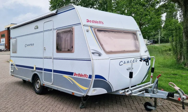 Camping-car réel photographié sur la route ou en stationnement pour « Réparer les Petits Chocs et Rayures sur la Carrosserie du Camping-car »