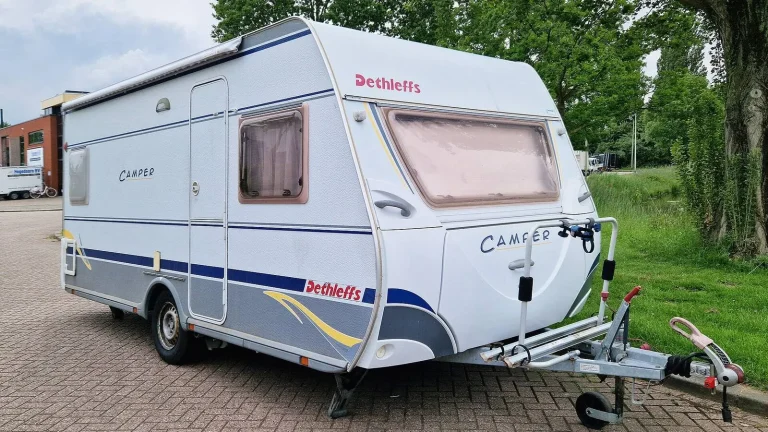 Camping-car réel photographié sur la route ou en stationnement pour « Réparer les Petits Chocs et Rayures sur la Carrosserie du Camping-car »