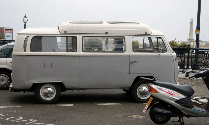 Camping-car réel photographié sur la route ou en stationnement pour « Réparation de la Sellerie et des Revêtements Intérieurs du Camping-car »
