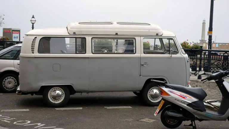 Camping-car réel photographié sur la route ou en stationnement pour « Réparation de la Sellerie et des Revêtements Intérieurs du Camping-car »