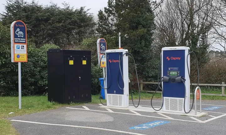 Voiture électrique réelle photographiée près d’une borne de recharge pour « Le réseau de bornes de recharge publiques en Belgique : État des lieux »