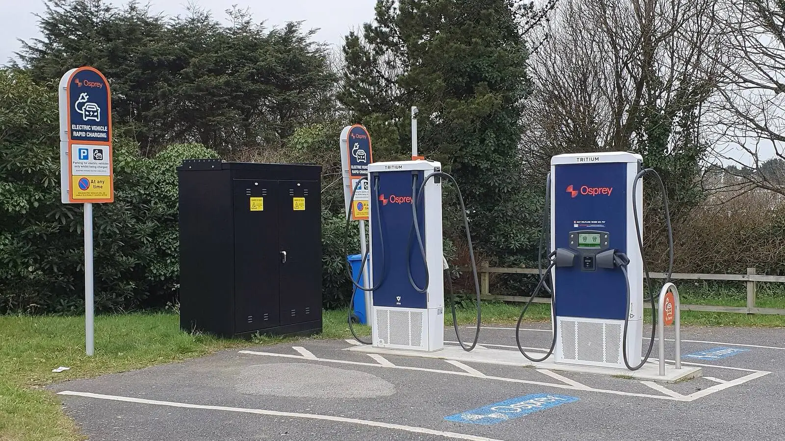 Voiture électrique réelle photographiée près d’une borne de recharge pour « Le réseau de bornes de recharge publiques en Belgique : État des lieux »