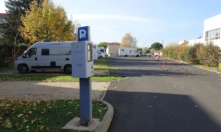 Camping-car réel photographié sur la route ou en stationnement pour « Comment Réserver votre Emplacement Camping-car dans les Campings Belges ? »