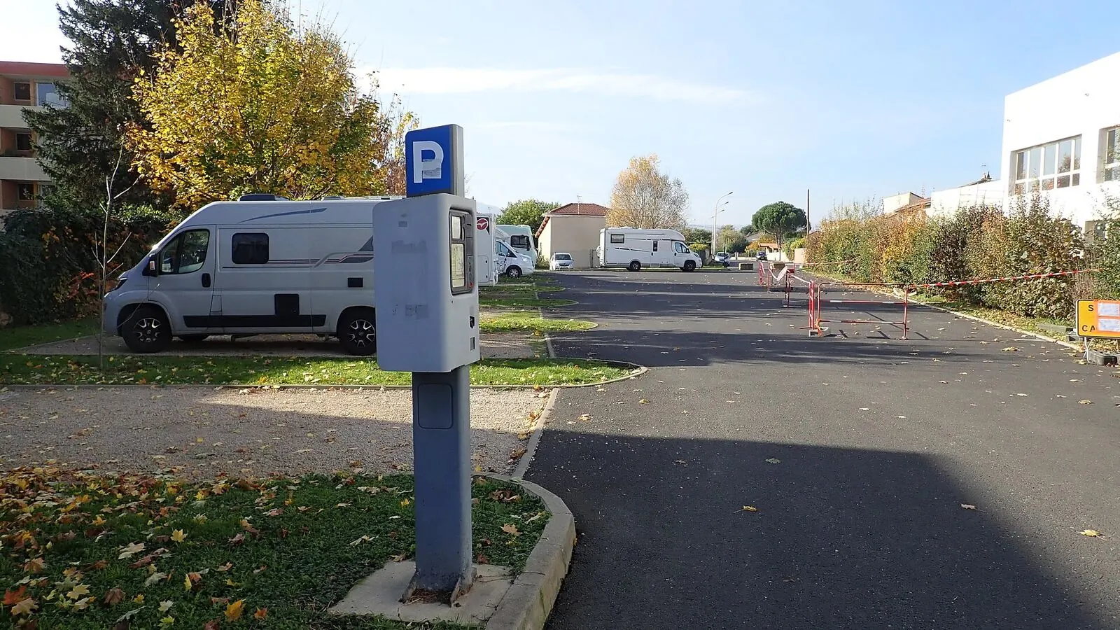 Camping-car réel photographié sur la route ou en stationnement pour « Comment Réserver votre Emplacement Camping-car dans les Campings Belges ? »