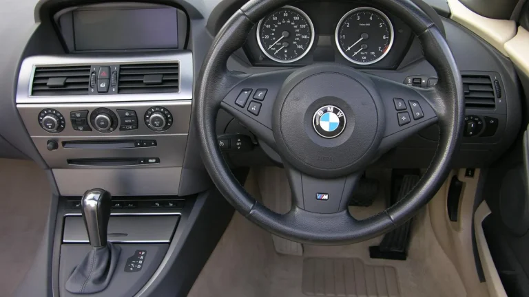 Voiture réelle photographiée en extérieur pour « La responsabilité du vendeur en cas de panne après la vente d’une voiture d’occasion »