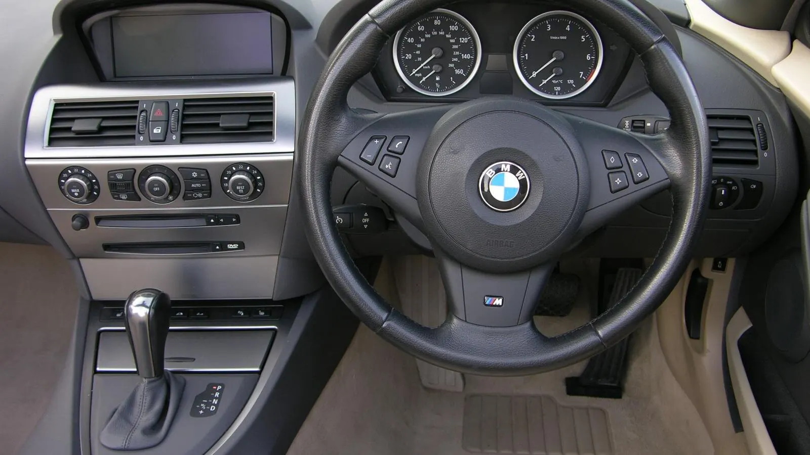 Voiture réelle photographiée en extérieur pour « La responsabilité du vendeur en cas de panne après la vente d’une voiture d’occasion »