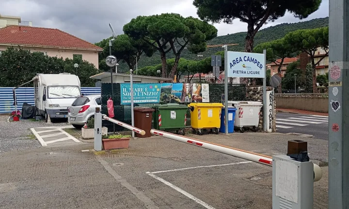 Camping-car réel photographié sur la route ou en stationnement pour « Responsabilités du Propriétaire de Camping-car en Cas d’Accident en Belgique »