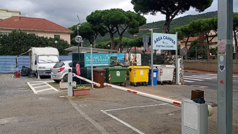 Camping-car réel photographié sur la route ou en stationnement pour « Responsabilités du Propriétaire de Camping-car en Cas d’Accident en Belgique »