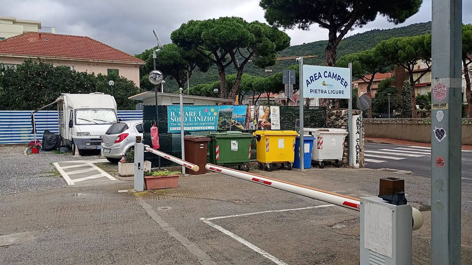 Camping-car réel photographié sur la route ou en stationnement pour « Responsabilités du Propriétaire de Camping-car en Cas d’Accident en Belgique »