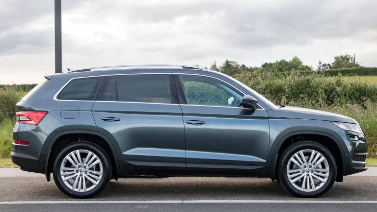 Voiture réelle photographiée en extérieur pour « Réussir son Annonce de Vente de Voiture d’Occasion: Photos et Texte Irrésistibles »