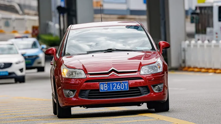 Voiture réelle photographiée en extérieur pour « Réussir l’Essai Routier d’une Voiture d’Occasion en Belgique : Liste de Vérification »