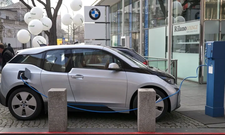 Voiture électrique réelle photographiée en extérieur pour « Revente d’une voiture électrique d’occasion en Belgique : astuces pour maximiser le prix »