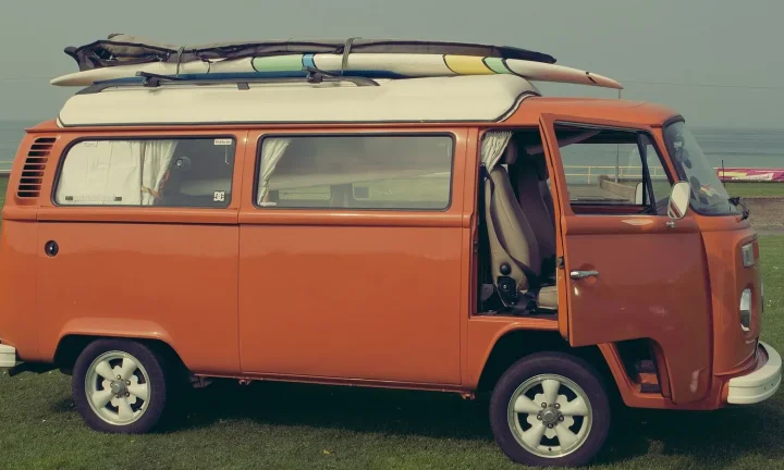Camping-car réel photographié sur la route ou en stationnement pour « Révision et Remplacement des Joints d’Étanchéité du Camping-car »