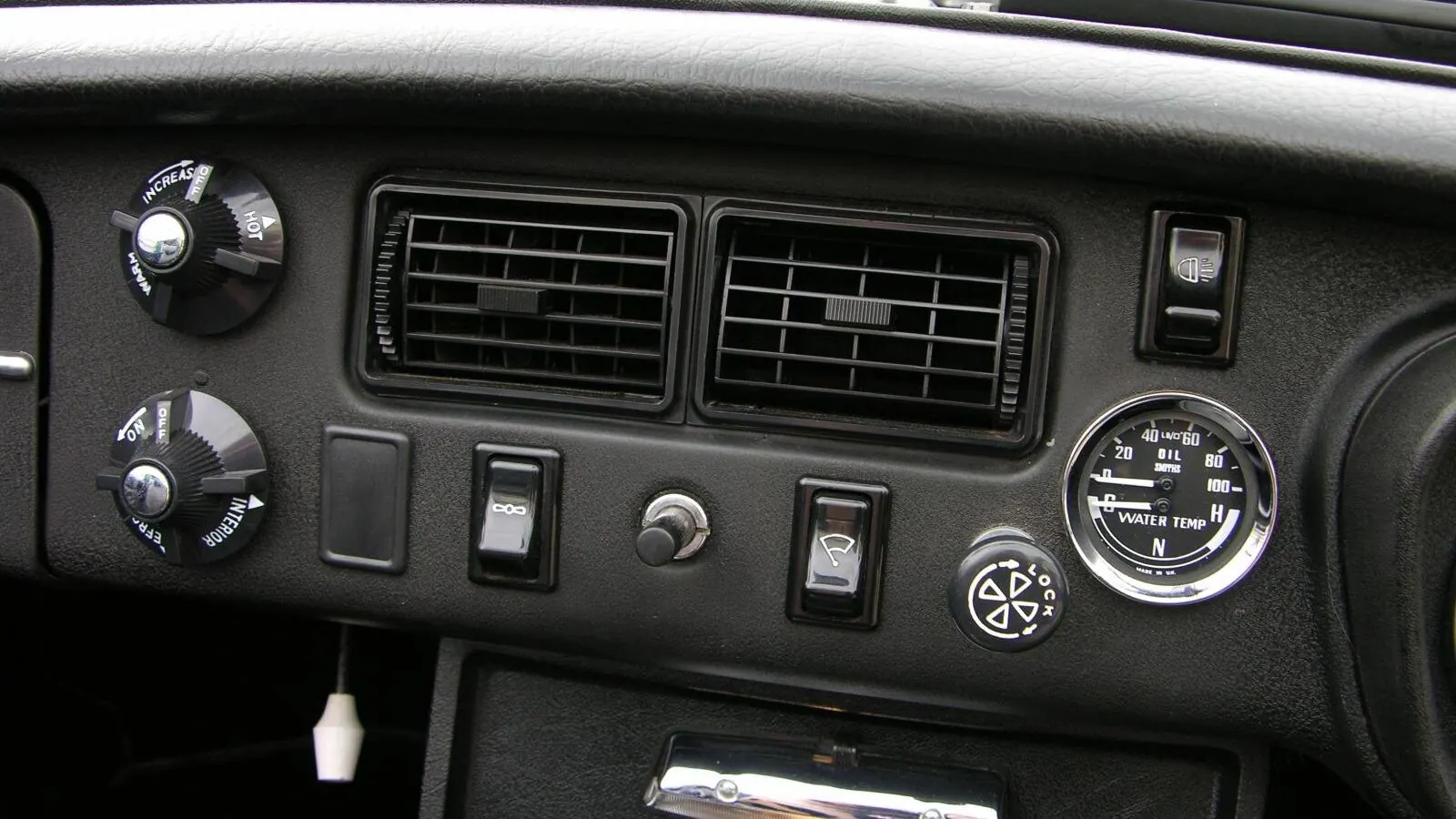 Voiture réelle photographiée en extérieur pour « Révision Voiture d’Occasion: Quand et Où la Faire en Belgique? »
