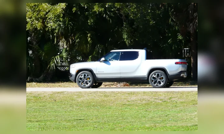 Photo réelle d’une Rivian R1T illustrant le guide d’achat belge