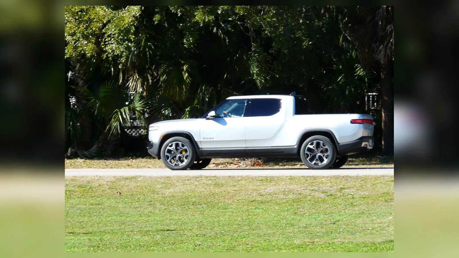 Photo réelle d’une Rivian R1T illustrant le guide d’achat belge