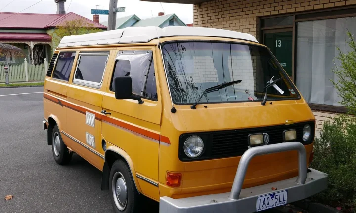 Camping-car réel photographié sur la route ou en stationnement pour « Road trip historique : Les villes médiévales de Belgique à visiter en camping-car »