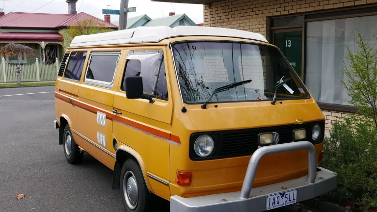 Camping-car réel photographié sur la route ou en stationnement pour « Road trip historique : Les villes médiévales de Belgique à visiter en camping-car »