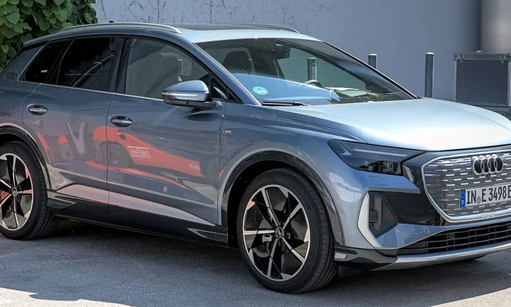 Voiture électrique réelle photographiée en extérieur pour « Rôle des Communes dans la Promotion des VE et Leur Réglementation Locale en Belgique »